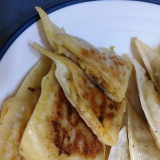 (주)성경순만두 곤약만두.콘치즈만두,삼각당면만두,당면 야끼만두,대구전통 납작만두,떡뽁이 매콤소스,달콤소스 — 5점을 준 리뷰어가 2023년 4월 올린 사용 사진
