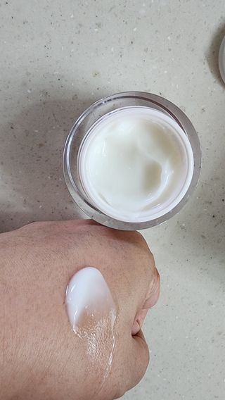 프리마인 바르기만 하면 철벽 스킨케어+24시간 마스크팩 효과. 셀라브 리제너레이팅 시스템 부스터+크림 세트 — 5점을 준 리뷰어가 2023년 7월 올린 사용 사진