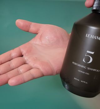 르핸스 퍼포밍 5 샴푸 비반트 포렛/베티버 포그 — 5점을 준 리뷰어가 2023년 3월 올린 사용 사진