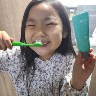 치과에서 쓰는 치약 _ 라벨제로 저불소 꼬마, 키즈, 유아, 베이비, 주니어 안전한 어린이치약 — 5점을 준 리뷰어가 2022년 11월 올린 사용 사진
