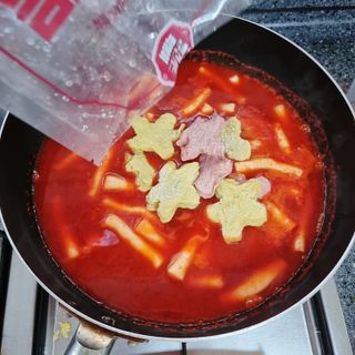 빨간키트 떡볶이 밀키트 2~3인분 매운맛 국물 떡볶이 만들기 쉬운 황금 레시피 분말 소스로 간편한 요리 — 4점을 준 리뷰어가 2021년 8월 올린 사용 사진