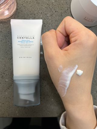 [스킨1004] 마다가스카르 센텔라 히알루-시카 워터핏 선세럼 50ml — 5점을 준 리뷰어가 2024년 5월 올린 사용 사진