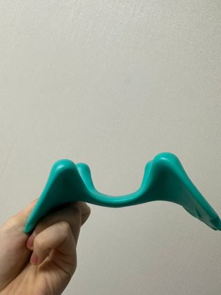 힐니스북 [힐마이넥]   거북목 통증완화를 위한 휴대용 목 안마기 — 5점을 준 리뷰어가 2022년 12월 올린 사용 사진