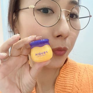 틱톡 [후르디아] 튼입술해결템 올리브영 블루베리 하이드레이팅 허니 립밤 — 5점을 준 리뷰어가 2023년 10월 올린 사용 사진