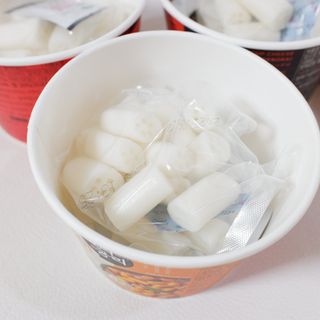 나우  [요리궁리] B타입 ( 매콤, 치즈, 매콤까르보 ) 꽃떡볶이 6개입 세트 — 3점을 준 리뷰어가 2025년 3월 올린 사용 사진