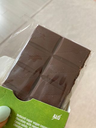 당류2g 자일리톨로 단맛을낸 슈카 퓨어비건 무설탕초콜릿 Xucker vegan 2개입 — 5점을 준 리뷰어가 2021년 4월 올린 사용 사진