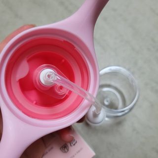 유비맘 트라이탄 코니빨대컵_컬러 랜덤 발송 — 5점을 준 리뷰어가 2021년 3월 올린 사용 사진