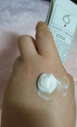 올리브 오일 스킨케어 컴퍼니 [OOSC] 보송보송한 내추럴리 너리시드 핸드크림 125ml — 5점을 준 리뷰어가 2021년 5월 올린 사용 사진