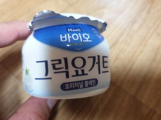 매일바이오 그릭요거트 오리지널 플레인 4개, 로스터리 커피믹스 4개 — 5점을 준 리뷰어가 2021년 12월 올린 사용 사진