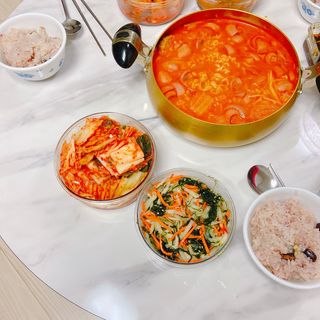 상상e상 아델라 LPM 원형 접이식테이블 — 3점을 준 리뷰어가 2021년 12월 올린 사용 사진