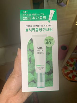 [AHC] 세이프온 에센스 선크림 올리브영 스페셜 증정 기획세트 — 4점을 준 리뷰어가 2022년 6월 올린 사용 사진