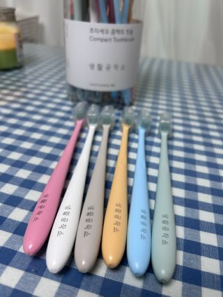 생활공작소 [네이버구매평] 미세모 콤팩트 칫솔 부드러운칫솔 치과칫솔 교정용 24개 — 5점을 준 리뷰어가 2025년 5월 올린 사용 사진
