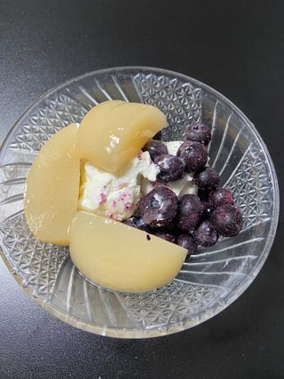 매일바이오 그릭요거트 오리지널 플레인 4개, 로스터리 커피믹스 4개 — 3.5점을 준 리뷰어가 2021년 12월 올린 사용 사진