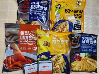 (주)성경순만두 곤약만두.콘치즈만두,삼각당면만두,당면 야끼만두,대구전통 납작만두,떡뽁이 매콤소스,달콤소스 — 5점을 준 리뷰어가 2023년 4월 올린 사용 사진