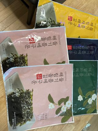 [해림맛김] 들기름에 구운 바삭바삭 김 4종 세트 + 1종 랜덤발송 총5개입 — 5점을 준 리뷰어가 2021년 2월 올린 사용 사진