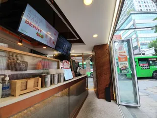 [레인드랍 커피 본점] 음료 2잔 + 디저트와플 or 샌드위치 — 5점을 준 리뷰어가 2021년 8월 올린 사용 사진
