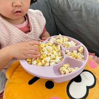 유비맘 캐릭터 실리콘 흡착 식판_색상 랜덤발송 — 5점을 준 리뷰어가 2021년 2월 올린 사용 사진