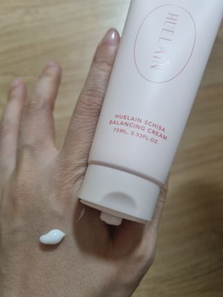 [휴랑] 오미자 2,000알로 피부 생기를 채워주는 밸런싱 크림 — 5점을 준 리뷰어가 2021년 10월 올린 사용 사진