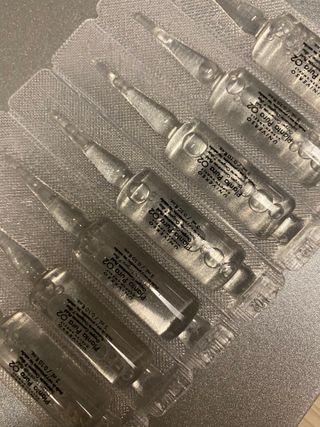 유니베르소 산소앰플 7일 집중케어 앰플 — 2.5점을 준 리뷰어가 2021년 4월 올린 사용 사진