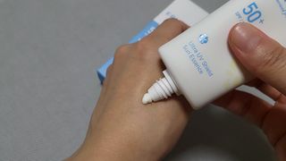 틱톡 [후르디아] 백탁NO! 화잘먹 수분광 선 에센스✨ — 5점을 준 리뷰어가 2023년 6월 올린 사용 사진