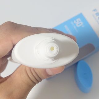 틱톡 [후르디아] 백탁NO! 화잘먹 수분광 선 에센스✨ — 5점을 준 리뷰어가 2023년 6월 올린 사용 사진