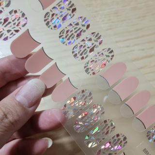 [네일가게] 햇빛에 닿으면 색이 변하는 신기한 햇살 반전 네일스티커_B — 3점을 준 리뷰어가 2021년 8월 올린 사용 사진