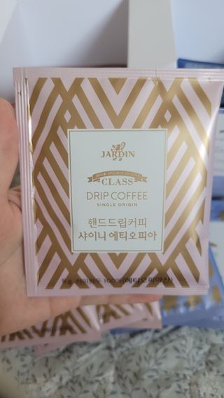 (주)쟈뎅 쟈뎅 클래스 핸드 드립 커피 10P 2종_디카페인 1종+랜덤 플레이버 1종 — 4점을 준 리뷰어가 2021년 4월 올린 사용 사진