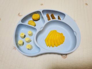 유비맘 캐릭터 실리콘 흡착 식판_색상 랜덤발송 — 5점을 준 리뷰어가 2021년 2월 올린 사용 사진