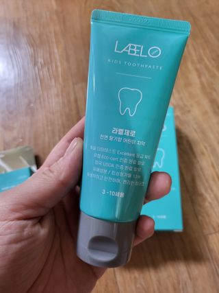 치과에서 쓰는 치약 _ 라벨제로 저불소 꼬마, 키즈, 유아, 베이비, 주니어 안전한 어린이치약 — 5점을 준 리뷰어가 2022년 10월 올린 사용 사진