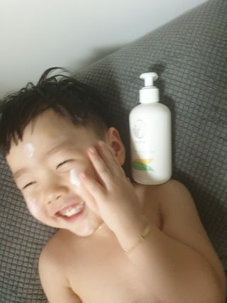 mom e 맘이 내추럴 베이비 케어 샴푸앤바스+로션 — 5점을 준 리뷰어가 2021년 1월 올린 사용 사진