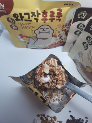 스낵스 와그작후루룩 3종_카카오2봉+아몬드2봉+딸기2봉 (총 6봉) — 5점을 준 리뷰어가 2024년 2월 올린 사용 사진