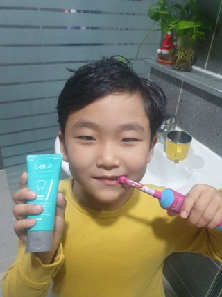 치과에서 쓰는 치약 _ 라벨제로 저불소 꼬마, 키즈, 유아, 베이비, 주니어 안전한 어린이치약 — 4.5점을 준 리뷰어가 2023년 2월 올린 사용 사진