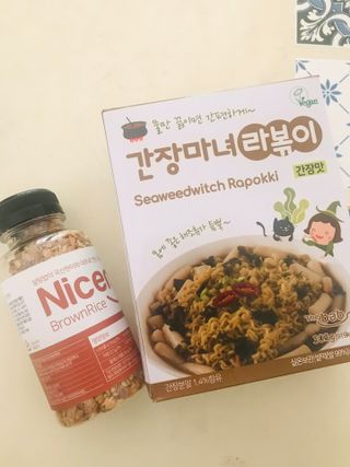 더밥  고추마녀 라볶이 +  나이스미 무설탕 현미후레이크 — 4점을 준 리뷰어가 2021년 10월 올린 사용 사진