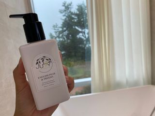 줄라이 모닝 _ JULY MORNING 줄라이모닝 하이드레이팅 퍼퓸드 바디앤핸드 에멀젼 — 5점을 준 리뷰어가 2021년 9월 올린 사용 사진