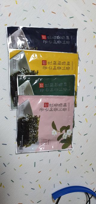 [해림맛김] 들기름에 구운 바삭바삭 김 4종 세트 + 1종 랜덤발송 총5개입 — 5점을 준 리뷰어가 2021년 2월 올린 사용 사진