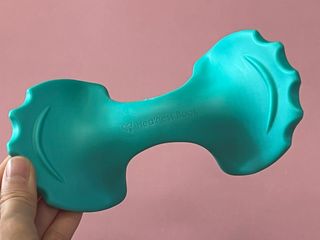 힐니스북 [힐마이넥]   거북목 통증완화를 위한 휴대용 목 안마기 — 5점을 준 리뷰어가 2022년 12월 올린 사용 사진