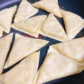 (주)성경순만두 곤약만두.콘치즈만두,삼각당면만두,당면 야끼만두,대구전통 납작만두,떡뽁이 매콤소스,달콤소스 — 5점을 준 리뷰어가 2023년 4월 올린 사용 사진