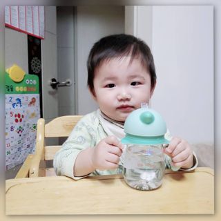 유비맘 트라이탄 코니빨대컵_컬러 랜덤 발송 — 5점을 준 리뷰어가 2021년 4월 올린 사용 사진