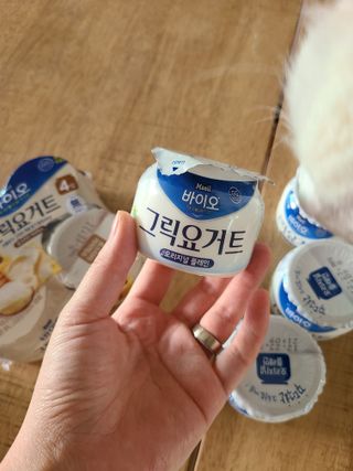 매일바이오 그릭요거트 오리지널 플레인 4개, 로스터리 커피믹스 4개 — 4.5점을 준 리뷰어가 2021년 12월 올린 사용 사진