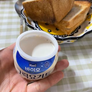 매일바이오 그릭요거트 오리지널 플레인 4개, 로스터리 커피믹스 4개 — 4.5점을 준 리뷰어가 2021년 12월 올린 사용 사진