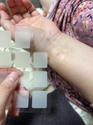 [큐어반H 커팅] 간편하게 떼서 쓰는 자외선차단 습윤밴드 (1팩/30매입) — 3점을 준 리뷰어가 2022년 11월 올린 사용 사진