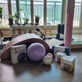 [트라택] 홈 필라테스 SET [미니짐볼+웨이트볼(0.5kg&1kg+요가블럭] — 5점을 준 리뷰어가 2022년 7월 올린 사용 사진