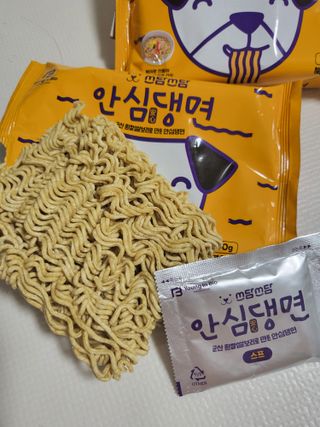 안심댕면 강아지라면 5봉지+쓰담쓰담 종합영양제 2스틱 샘플 증정 — 4.5점을 준 리뷰어가 2022년 8월 올린 사용 사진
