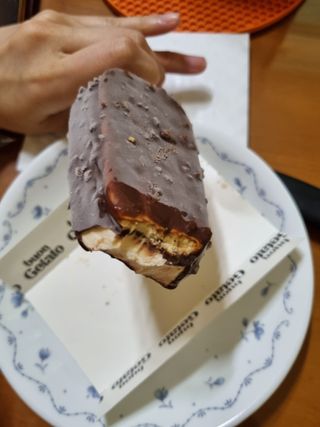 롯데제과 본젤라또 비스킷&바닐라카라멜바, 본젤라또 베리쇼콜라컵 — 5점을 준 리뷰어가 2021년 11월 올린 사용 사진
