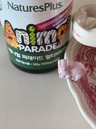 네이처스플러스 애니멀퍼레이드 멀티비타민 (60정) — 5점을 준 리뷰어가 2022년 10월 올린 사용 사진