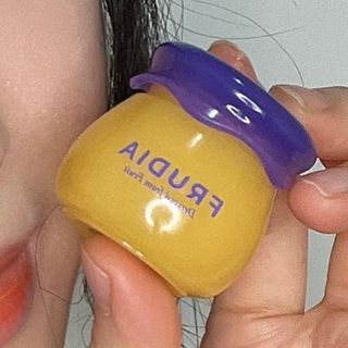 틱톡 [후르디아] 튼입술해결템 올리브영 블루베리 하이드레이팅 허니 립밤 — 5점을 준 리뷰어가 2023년 12월 올린 사용 사진