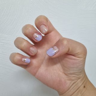 [네일가게] 햇빛에 닿으면 색이 변하는 신기한 햇살 반전 네일스티커 — 4점을 준 리뷰어가 2021년 8월 올린 사용 사진