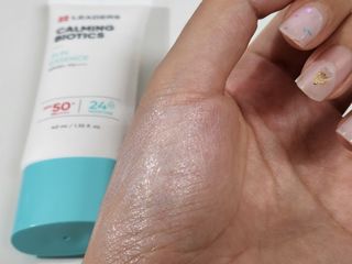 리더스코스메틱 리더스 카밍 바이오틱스 선 에센스 SPF 50+ PA++++ — 5점을 준 리뷰어가 2022년 5월 올린 사용 사진
