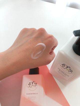 줄라이 모닝 _ JULY MORNING 줄라이모닝 하이드레이팅 퍼퓸드 바디앤핸드 에멀젼 — 5점을 준 리뷰어가 2022년 3월 올린 사용 사진