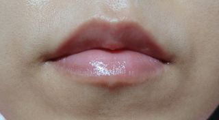 틱톡 [후르디아] 튼입술해결템 올리브영 블루베리 하이드레이팅 허니 립밤 — 5점을 준 리뷰어가 2024년 3월 올린 사용 사진